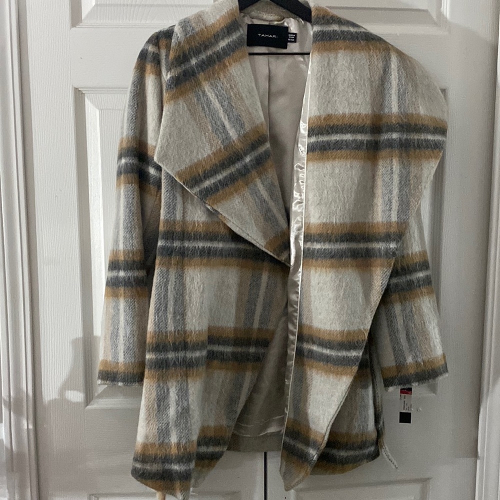 NWT Tahari Grey Plaid Shawl Coat